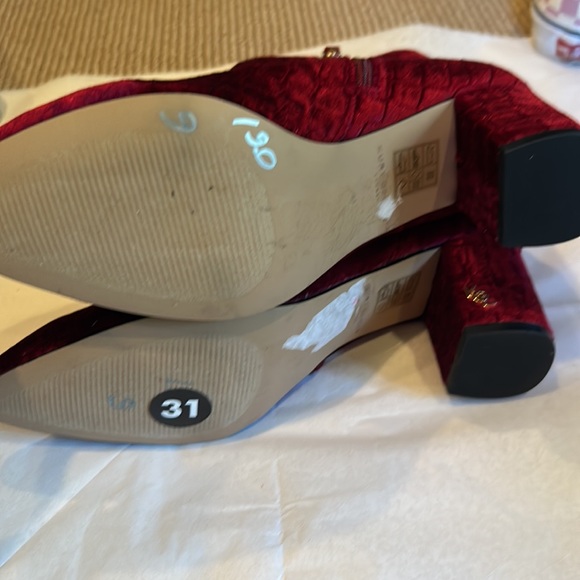 NWOT KURT GEIGER burlington burgundy velvet embossed booties size 37 euro/6.5 - Picture 8 of 13